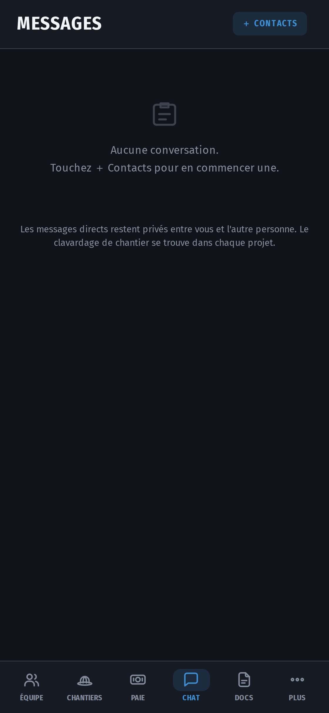 Une conversation directe entre l’entrepreneur et son client au sujet de la date de livraison d’un plan de travail.