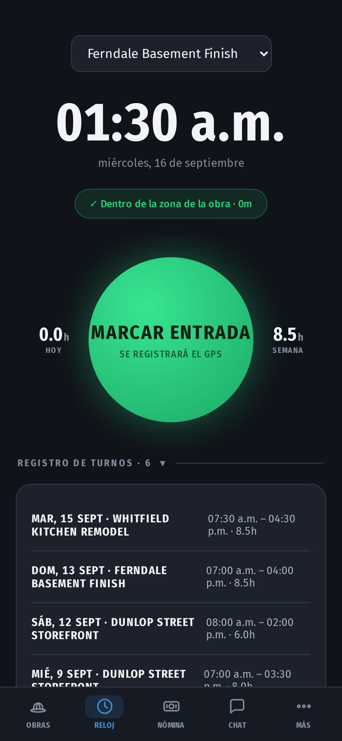 La pantalla de turno de CrewHub en la obra Ferndale: una marca verde que dice «dentro de la zona de la obra», las horas de hoy y de la semana a cada lado del botón grande para marcar entrada, y el registro de los últimos turnos.