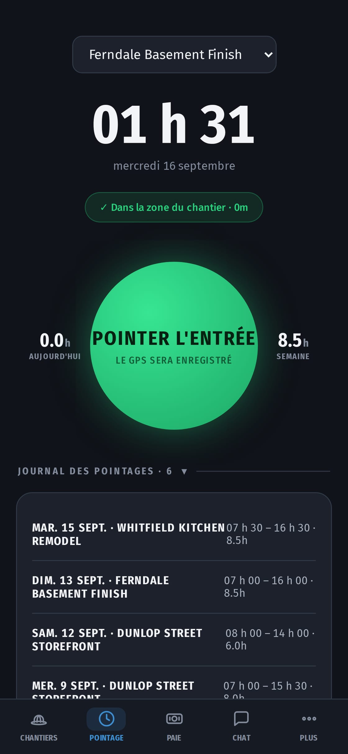 L’écran de pointage de CrewHub sur le chantier Ferndale : un badge vert indiquant « dans la zone du chantier », les heures du jour et de la semaine de part et d’autre du grand bouton de pointage, et le journal des derniers quarts.